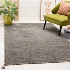 Dona Solid Woven Rug - Safavieh
