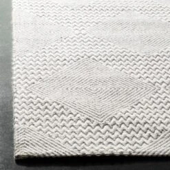 Flossie Geometric Area Rug - Safavieh